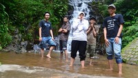 Menceburkan kaki saja di kolam Air Terjun Irenggolo bisa membuat  menggigil