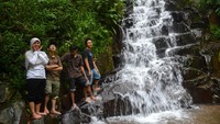 Pelancong bisa berdiri di pinggir tebing air terjun