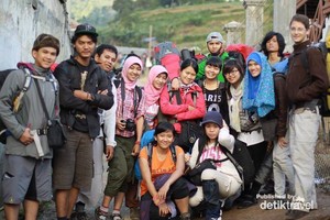 Tergoda Pesona Padang Edelweiss di Suryakencana