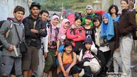 Berfoto bersama dengan para sahabat sebelum pendakian