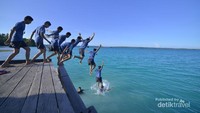 Berenang di dermaga pantai dalam Maratua