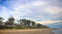 Suasana pantai di siang hari (Titisari Raharjo/dtraveler)