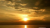 Detik-detik tenggelamnya sang mentari di Pantai Jimbaran