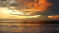 Desir ombak di Pantai Jimbaran