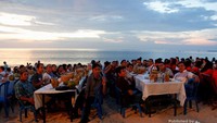 Ramainya pengunjung yang memadati resto di sepanjang pantai