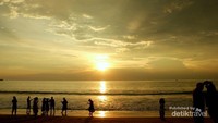 Para pengunjung yang menikmati sunset