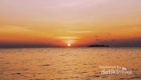 Matahari di ujung lautan