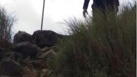 Puncak Gunung Batu ditandai dengan Bendera Merah Putih.jpg