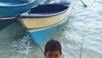 Anak pantai di Pulau Tiga, bermain dengan jernihnya air