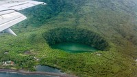 Pemandangan Danau Tolire Besar dan Kecil dari ketinggian saat akan mendarat