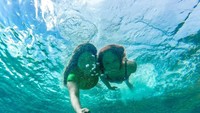 Berenang di Pantai Jokomolamo yang jernih