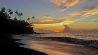 Sunset dari pantai dekat Danau Tolire Kecil