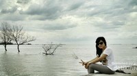 Berfoto di tepian laut