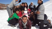 Menikmati salju sebelum naik kepuncak Oukaimeden ( pegunungan Atlas ).