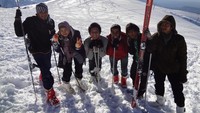 Bermain ski dipuncak Oukaimeden ( pegunungan Atlas ).