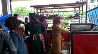 Para karyawan sedang menyiapkan menu
