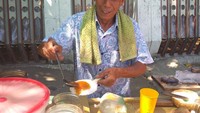Pak Dirham meracik es kepal