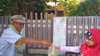 Pak Dirham melayani pembeli