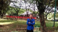 Area pelataran pintu masuk Taman Balekambang sangat pas buat berfoto