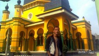 Saya berfoto di depan Masjid Al-Osmani