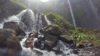 Banyak sekali aliran air di dasar air terjun