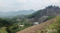 Berada di antara pebukitan yang menyejukan mata