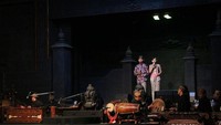 Pertunjukan diiringi dengan gamelan