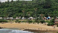 Deretan warung di bibir pantai