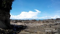 Karang di sepanjang pantai Karang Taraje