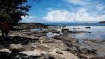 Terpesona Indahnya Pantai Karang Taraje di Sawarna