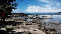 Karang - karang kecil di sekitaran bibir pantai