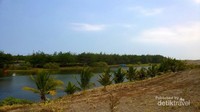 Telaga air payau serta gumuk pasir di Pantai Lembupurwo