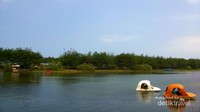 Menelusuri telaga dengan perahu genjot yang lucu