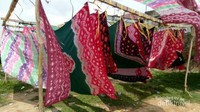 Kain Jumputan yang sedang dikeringkan