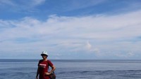 Pemaandangan laut dan langit yang biru sangat cantik bukan?