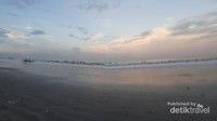 Deru Ombak di Pantai Kuta