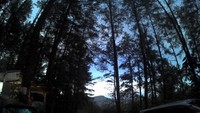 Semakin gelap, semakin banyak yang datang ke pemandian air panas Gunung Pancar.