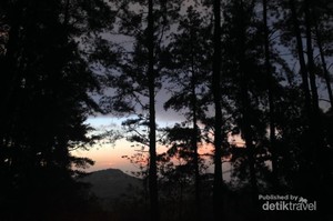 Terpesona Sunset di Gunung Pancar