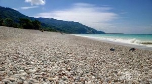 Terpesona Warna-warni Pantai Kolbano di NTT