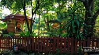 Hijau dan rindangnya suasana sekitar kawasan Erawan Museum. Gemercik air dari aliran sungai kecil juga menambah suasana asri nan sejuk di area ini.