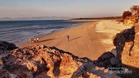 Pantai yang masih bersih. Kesan teduh saat senja
