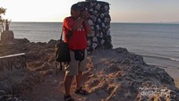 Mengabadikan keindahan dari tebing karang Batu Nona