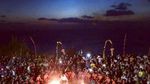 Terpukau Aksi Lincah Hanoman di Pura Uluwatu