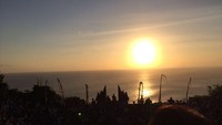 Panorama sunset yang jadi latar belakang tari kecak