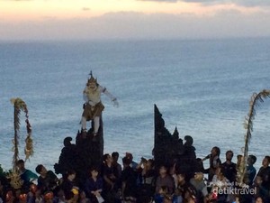 Terpukau Aksi Lincah Hanoman di Pura Uluwatu