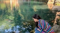 Menikmati air jernih di SItu Cicerem, di Kuningan, Jabar.