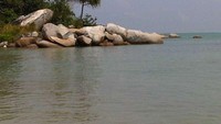 Bebatuan raksasa di atas air laut (dok. Nelti Dwihastuti/dtraveller)