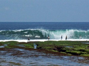 Terpukau Panorama Pantai Sayang Heulang, Garut