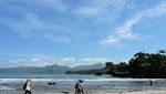 Terpukau Pasir Putih di Pantai Coro, Tulungagung