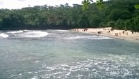Foto pantai dari atas karang